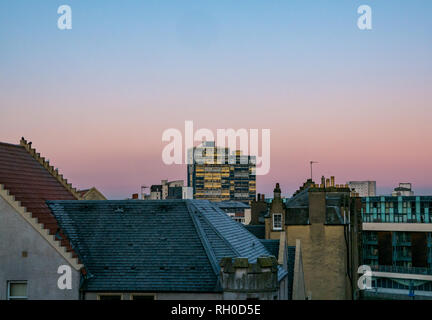 Leith, Edimburgo, Scozia, Regno Unito, 31 gennaio 2019.UK Meteo: Depsite avvertenze in luogo di neve e ghiaccio, Leith è chiara anche se il pupazzo di neve con una splendida rosa chiaro alba sopra il misto di stili architettonici di tetti Foto Stock