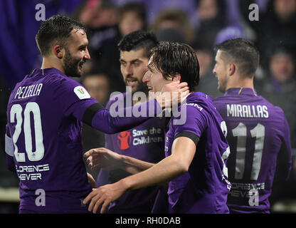 Firenze, Italia. 30 gen, 2019. La Fiorentina di Federico Chiesa (R) celebra il suo obiettivo con i suoi compagni di squadra durante la Coppa Italia quarti partita di calcio tra la Fiorentina e Roma a Firenze, Italia, Gennaio 30, 2019. Credito: Alberto Lingria/Xinhua/Alamy Live News Foto Stock