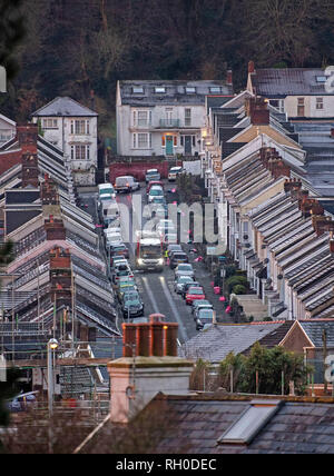 Mumbles, Swansea, Wales, Regno Unito. 31 gennaio, 2019. Un camion della spazzatura negozia il modo giù il Sir Alfred Hitchcock icey Road nel piccolo villaggio di Mumblesnear Swansea oggi sull' avvio di un molto freddo e inverni mattina. Credito: Phil Rees/Alamy Live News Foto Stock