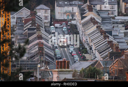 Mumbles, Swansea, Wales, Regno Unito. 31 gennaio, 2019. Un camion della spazzatura negozia il modo giù il Sir Alfred Hitchcock icey Road nel piccolo villaggio di Mumblesnear Swansea oggi sull' avvio di un molto freddo e inverni mattina. Credito: Phil Rees/Alamy Live News Foto Stock