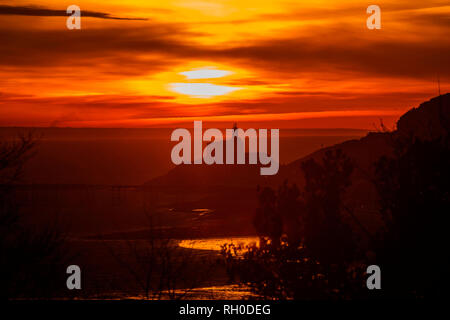 Mumbles, Swansea, Wales, Regno Unito. 31 gennaio, 2019. Alba oltre il piccolo villaggio sul mare di Mumblesnear Swansea oggi sull' avvio di inverni mattina. Credito: Phil Rees/Alamy Live News Foto Stock