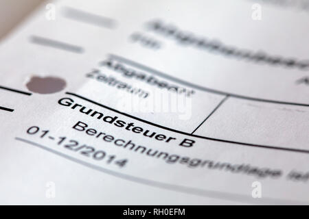 Schwerin, Germania. 30 gen, 2019. Illustrazione - una valutazione fiscale per il pagamento della tassa di proprietà giace su di una scrivania. Schleswig-Holstein ha introdotto una nuova proposta di compromesso nei difficili negoziati tra i governi federali e statali su una riforma dell'imposta immobiliare. Le discussioni sulla riforma delle tasse sulla proprietà continuerà in occasione della prossima riunione ministeriale del 01.02.2019. Credito: Jens Büttner/dpa-Zentralbild/ZB/dpa/Alamy Live News Foto Stock