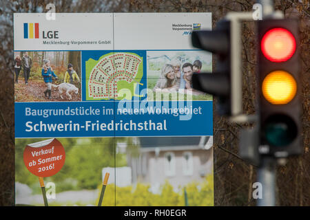 Schwerin, Germania. 30 gen, 2019. La scheda Informazioni si trova all'entrata di un nuovo complesso residenziale nel quartiere Friedrichsthal. Schleswig-Holstein ha introdotto una nuova proposta di compromesso nei difficili negoziati tra i governi federali e statali su una riforma dell'imposta immobiliare. Le discussioni sulla riforma delle tasse sulla proprietà continuerà in occasione della prossima riunione ministeriale del 01.02.2019. Credito: Jens Büttner/dpa-Zentralbild/ZB/dpa/Alamy Live News Foto Stock