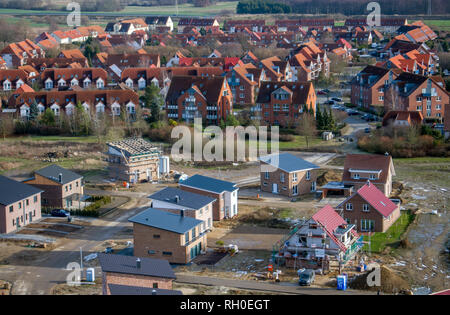 Schwerin, Germania. 30 gen, 2019. Nuovi edifici residenziali vengono erette in un complesso residenziale nel quartiere Friedrichsthal. (Fotografia aerea con un drone) Schleswig-Holstein ha introdotto una nuova proposta di compromesso nei difficili negoziati tra i governi federali e statali su una riforma dell'imposta immobiliare. Le discussioni sulla riforma delle tasse sulla proprietà continuerà in occasione della prossima riunione ministeriale del 01.02.2019. Credito: Jens Büttner/dpa-Zentralbild/ZB/dpa/Alamy Live News Foto Stock