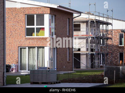 Schwerin, Germania. 30 gen, 2019. Nuove case unifamiliari sono costruiti in un nuovo quartiere residenziale nel quartiere Friedrichsthal. Schleswig-Holstein ha introdotto una nuova proposta di compromesso nei difficili negoziati tra i governi federali e statali su una riforma dell'imposta immobiliare. Le discussioni sulla riforma delle tasse sulla proprietà continuerà in occasione della prossima riunione ministeriale del 01.02.2019. Credito: Jens Büttner/dpa-Zentralbild/ZB/dpa/Alamy Live News Foto Stock