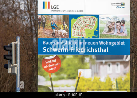 Schwerin, Germania. 30 gen, 2019. La scheda Informazioni si trova all'entrata di un nuovo complesso residenziale nel quartiere Friedrichsthal. Schleswig-Holstein ha introdotto una nuova proposta di compromesso nei difficili negoziati tra i governi federali e statali su una riforma dell'imposta immobiliare. Le discussioni sulla riforma delle tasse sulla proprietà continuerà in occasione della prossima riunione ministeriale del 01.02.2019. Credito: Jens Büttner/dpa-Zentralbild/ZB/dpa/Alamy Live News Foto Stock