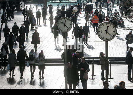 Londra, Regno Unito. 31 gennaio, 2019. Il pranzo dei lavoratori di Canary Wharf si stagliano contro il sole su un gelido e giornata di sole a Londra come temperature a Londra la caduta verso il basso dell'inverno finora Credito: amer ghazzal/Alamy Live News Foto Stock