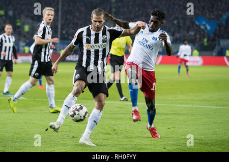 Amburgo, Deutschland. 30 gen, 2019. Dennis DIEKMEIER (sinistra, SH) vs. panificio JATTA (HH), azione, duelli, Soccer 2. Bundesliga, 19. Giornata, Hamburg Amburgo Amburgo (HH) - SV Sandhausen (SH) 2: 1, su 30/01/2019 di Amburgo, Germania. € | Utilizzo di credito in tutto il mondo: dpa/Alamy Live News Foto Stock