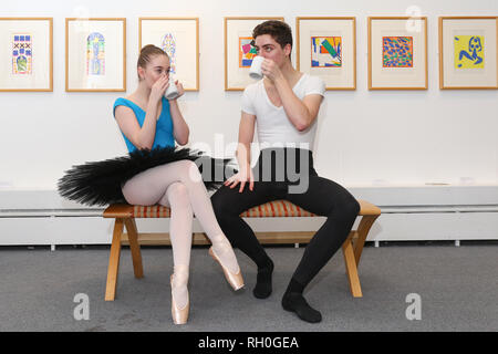 Worcester, Regno Unito. Il 31 gennaio, 2019. Gli studenti di balletto Aimee Casey e Alex Johnson della Elmhurst Ballet School, Birmingham, gustare una tazza di tè davanti ad alcuni di Henri Matisse il famoso ritaglio di foto a foto il lancio di una mostra unica. Storie da Diaghilev's Ballet Russes raccontata attraverso i costumi, i programmi e gli oggetti sono per la prima volta insieme a Worcester City Art Gallery and Museum dal 2 febbraio al 27 Aprile, 2019. Philippa Tinsley, curatore di Worcester City Art Gallery and Museum, ha detto, "Siamo molto entusiasti di portare questi due favolosi mostre a Worcester. Credito: PE Foto Stock