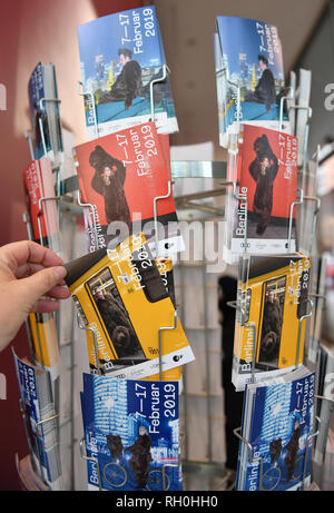 Berlino, Germania. 31 gennaio, 2019. Un uomo a Potsdamer Platz raggiunge per informazioni materiale dal Festival Internazionale del Film. La Berlinale ha luogo dal 07 al 17 Febbraio nella capitale. Credito: Jens Kalaene/dpa-Zentralbild/dpa/Alamy Live News Foto Stock