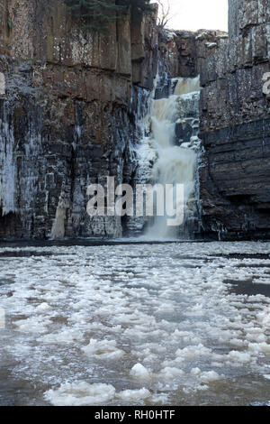 Forza elevata, Middleton in Teesdale, County Durham, Regno Unito. Giovedì 31 gennaio 2019. Regno Unito Meteo. Dopo che la temperatura è scesa a un livello tanto basso quanto meno 14 in alcune aree durante la notte, il Fiume Tees e la cascata di forza elevata vicino a Middleton in Teesdale sembrava spettacolare in quanto essi hanno iniziato a congelare oltre. Credito: David Forster/Alamy Live News Foto Stock