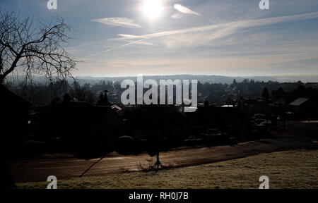 Kent, Regno Unito. 31 gennaio, 2019. La mattina di sole splende attraverso un blu cielo nitido illuminare i tetti del gennaio cold snap colpisce il sud-est dell'Inghilterra, guardando fuori attraverso la valle nel Kent, vapore e pennacchi di vapore da camini e tetti, il gelido tetto di tegole tops glisten in bassa sunshine. 2018 --- Immagine tramite carta di credito: Paul Cunningham/Alamy Live News Foto Stock