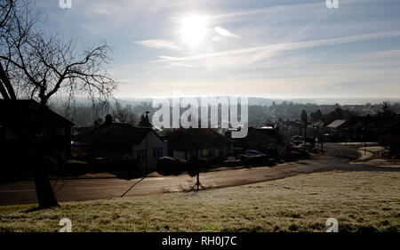 Kent, Regno Unito. 31 gennaio, 2019. La mattina di sole splende attraverso un blu cielo nitido illuminare i tetti del gennaio cold snap colpisce il sud-est dell'Inghilterra, guardando fuori attraverso la valle nel Kent, vapore e pennacchi di vapore da camini e tetti, il gelido tetto di tegole tops glisten in bassa sunshine. 2018 --- Immagine tramite carta di credito: Paul Cunningham/Alamy Live News Foto Stock