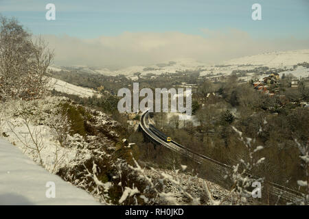 Saddleworth Greater Manchester, UK. 31 gennaio, 2019. Regno Unito Meteo.Trans Pennine Express viaggia oltre il viadotto di Saddleworth a Brownhill Uppermill nella neve e condizioni di ghiaccio. Credito: jozef mikietyn/Alamy Live News Foto Stock