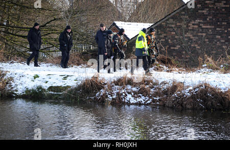 Bolton, Lancashire, Regno Unito. 31 gen 2019. La polizia diving team Blackshaw ricerca Brook e Ponte rosso di lodge a Bolton, Lancashire nei loro sforzi per trovare mancante 29 enne Maggie Smythe. Personale forense sono anche la ricerca del vuoto nelle vicinanze Ponte rosso di pub nel Breightmet area della città. Maggie è stata da ultimo visto tra 3,30 e le 4 del mattino di sabato al suo indirizzo di casa sulla strada Swinside, in Breightmet. Due uomini di età compresa tra 35 e 39, sono state arrestate per sospetto di omicidio mercoledì da detective alla ricerca di Maggie. Foto di Paolo Heyes, giovedì 31 gennaio, 2019. Credito: Paolo Heyes/Alamy Live News Foto Stock