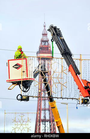 Blackpool, Regno Unito. 31 gennaio 2019. Regno Unito Meteo: La stazione balneare rimane fredda ma luminosa e soleggiata senza vento o neve. Illuminazioni dept operaio rimuove le caratteristiche di fiocchi di neve da sopra la Promenade Credit: kevin walsh/Alamy Live News Foto Stock