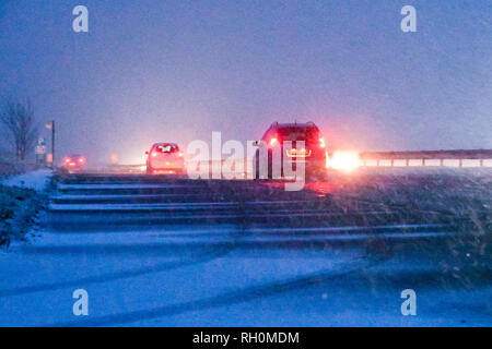 A35, lungo Bredy, Dorset, Regno Unito. Il 31 gennaio 2019. Regno Unito Meteo. Guida di veicoli sulla A35 a lunga Bredy come la neve cade e si deposita sulla strada come diventa buio. L'Ambra allarme meteo è stato rilasciato per il sud ovest dell'Inghilterra con 5-10 cm di neve previsto a cadere. Credito Foto: Graham Fotografia Suoneria/Alamy Live News Foto Stock