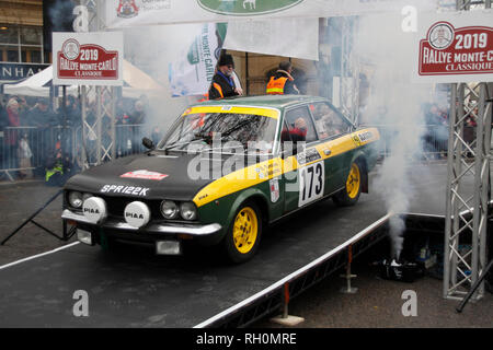 Banbury, Oxfordshire, Regno Unito. Il 31 gennaio, 2019. Prima auto per avviare dal controllo di passaggio con John Roberts e Oliver tomlins in un 1972 fiat 124 coupe Credito: MELVIN VERDE/Alamy Live News Foto Stock