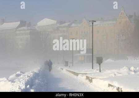 Helsinki, Finlandia - 31 Gennaio 2019: nebbia costiera copre zona residenziale di Merisatama a Helsinki in Finlandia come cadute di temperatura. Walkers godere la bella giornata inverni. Credito: Taina Sohlman/ Alamy Live News Foto Stock