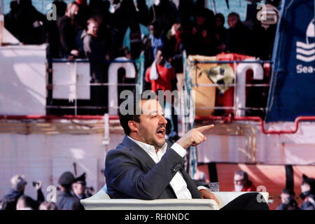 Matteo Salvini e sullo schermo i migranti Roma il 31 gennaio 2019. Il ministro italiano degli affari interni appare come una valutazione sul programma tv Porta a Porta Foto Samantha Zucchi Insidefoto Foto Stock