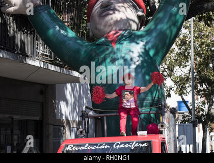 Caracas, Venezuela. 31 gennaio, 2019. Una donna con una maglietta e un gonfiabile del defunto Hugo Chavez, dimostrazione al di fuori del palazzo presidenziale Miraflores a sostegno di Nicolas Maduro, Caracas - Venezuela, 31 gennaio 2019. Credito: Elyxandro Cegarra/ZUMA filo/Alamy Live News Foto Stock