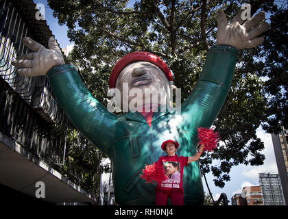 Caracas, Venezuela. 31 gennaio, 2019. Una donna con una maglietta e un gonfiabile del defunto Hugo Chavez, dimostrazione al di fuori del palazzo presidenziale Miraflores a sostegno di Nicolas Maduro, Caracas - Venezuela, 31 gennaio 2019. Credito: Elyxandro Cegarra/ZUMA filo/Alamy Live News Foto Stock