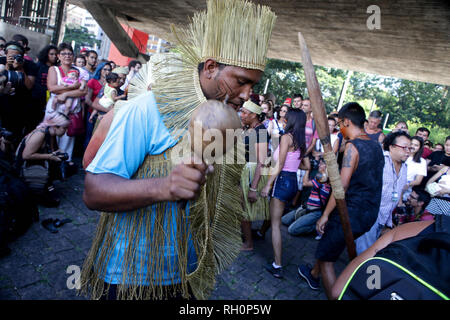 31 gennaio 2019 - i dimostranti, per la maggior parte di etnia indigena, protesta contro il governo del Presidente della Repubblica, Jair Messias Bolsonaro (PSL), organizzato dal leader indigeni, Tenondera Ayvu, manifestanti sostengono che il nuovo governo è la massima rappresentazione di barbarie contro il suo popolo e che 519 anni fa che essi cercano di sterminare i popoli indigeni delle loro terre in Sao Paulo. Credito: Dario Oliveira/ZUMA filo/Alamy Live News Foto Stock