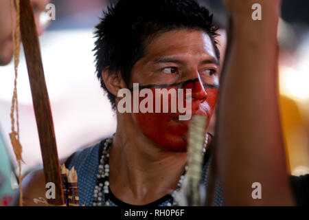 31 gennaio 2019 - i dimostranti, per la maggior parte di etnia indigena, protesta contro il governo del Presidente della Repubblica, Jair Messias Bolsonaro (PSL), organizzato dal leader indigeni, Tenondera Ayvu, manifestanti sostengono che il nuovo governo è la massima rappresentazione di barbarie contro il suo popolo e che 519 anni fa che essi cercano di sterminare i popoli indigeni delle loro terre in Sao Paulo. Credito: Dario Oliveira/ZUMA filo/Alamy Live News Foto Stock