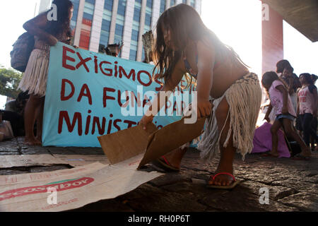 31 gennaio 2019 - i dimostranti, per la maggior parte di etnia indigena, protesta contro il governo del Presidente della Repubblica, Jair Messias Bolsonaro (PSL), organizzato dal leader indigeni, Tenondera Ayvu, manifestanti sostengono che il nuovo governo è la massima rappresentazione di barbarie contro il suo popolo e che 519 anni fa che essi cercano di sterminare i popoli indigeni delle loro terre in Sao Paulo. Credito: Dario Oliveira/ZUMA filo/Alamy Live News Foto Stock