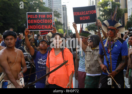 31 gennaio 2019 - i dimostranti, per la maggior parte di etnia indigena, protesta contro il governo del Presidente della Repubblica, Jair Messias Bolsonaro (PSL), organizzato dal leader indigeni, Tenondera Ayvu, manifestanti sostengono che il nuovo governo è la massima rappresentazione di barbarie contro il suo popolo e che 519 anni fa che essi cercano di sterminare i popoli indigeni delle loro terre in Sao Paulo. Credito: Dario Oliveira/ZUMA filo/Alamy Live News Foto Stock