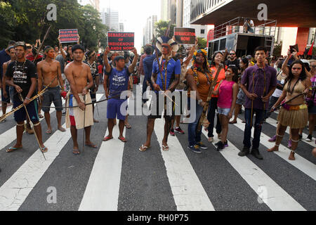 31 gennaio 2019 - i dimostranti, per la maggior parte di etnia indigena, protesta contro il governo del Presidente della Repubblica, Jair Messias Bolsonaro (PSL), organizzato dal leader indigeni, Tenondera Ayvu, manifestanti sostengono che il nuovo governo è la massima rappresentazione di barbarie contro il suo popolo e che 519 anni fa che essi cercano di sterminare i popoli indigeni delle loro terre in Sao Paulo. Credito: Dario Oliveira/ZUMA filo/Alamy Live News Foto Stock