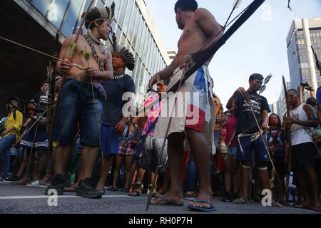 31 gennaio 2019 - i dimostranti, per la maggior parte di etnia indigena, protesta contro il governo del Presidente della Repubblica, Jair Messias Bolsonaro (PSL), organizzato dal leader indigeni, Tenondera Ayvu, manifestanti sostengono che il nuovo governo è la massima rappresentazione di barbarie contro il suo popolo e che 519 anni fa che essi cercano di sterminare i popoli indigeni delle loro terre in Sao Paulo. Credito: Dario Oliveira/ZUMA filo/Alamy Live News Foto Stock