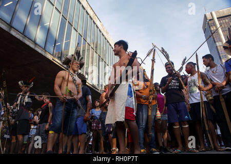 31 gennaio 2019 - i dimostranti, per la maggior parte di etnia indigena, protesta contro il governo del Presidente della Repubblica, Jair Messias Bolsonaro (PSL), organizzato dal leader indigeni, Tenondera Ayvu, manifestanti sostengono che il nuovo governo è la massima rappresentazione di barbarie contro il suo popolo e che 519 anni fa che essi cercano di sterminare i popoli indigeni delle loro terre in Sao Paulo. Credito: Dario Oliveira/ZUMA filo/Alamy Live News Foto Stock