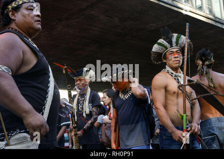 31 gennaio 2019 - i dimostranti, per la maggior parte di etnia indigena, protesta contro il governo del Presidente della Repubblica, Jair Messias Bolsonaro (PSL), organizzato dal leader indigeni, Tenondera Ayvu, manifestanti sostengono che il nuovo governo è la massima rappresentazione di barbarie contro il suo popolo e che 519 anni fa che essi cercano di sterminare i popoli indigeni delle loro terre in Sao Paulo. Credito: Dario Oliveira/ZUMA filo/Alamy Live News Foto Stock