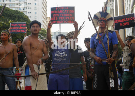 31 gennaio 2019 - i dimostranti, per la maggior parte di etnia indigena, protesta contro il governo del Presidente della Repubblica, Jair Messias Bolsonaro (PSL), organizzato dal leader indigeni, Tenondera Ayvu, manifestanti sostengono che il nuovo governo è la massima rappresentazione di barbarie contro il suo popolo e che 519 anni fa che essi cercano di sterminare i popoli indigeni delle loro terre in Sao Paulo. Credito: Dario Oliveira/ZUMA filo/Alamy Live News Foto Stock