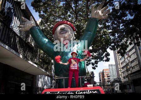 Caracas, Venezuela. 31 gennaio, 2019. Una donna con una maglietta e un gonfiabile del defunto Hugo Chavez dimostra al di fuori del palazzo presidenziale Miraflores a sostegno di Nicolas Maduro. Credito: Elyxandro Cegarra/ZUMA filo/Alamy Live News Foto Stock