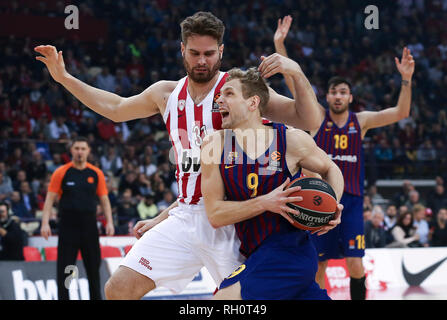 Atene, Grecia. 31 gennaio, 2019. Jaka Blazic anteriore (R) di Barcellona Lassa compete con Georgios Bogris di Olympiacos Pireo durante la stagione regolare il match in Eurolega di basket nel torneo di Atene, Grecia, Gennaio 31, 2019. Credito: Marios Lolos/Xinhua/Alamy Live News Foto Stock