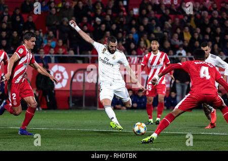 Madrid, Spagna. 31 gennaio, 2019. Del Real Madrid Karim Benzema (2 L) punteggi un obiettivo durante una spagnola Coppa del Re quarti partita di calcio tra Girona FC e Real Madrid in Girona, Spagna, 31 gennaio 2019. Credito: Joan Gosa/Xinhua/Alamy Live News Foto Stock