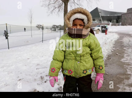 Chicago, Stati Uniti d'America. 31 gennaio, 2019. Un bambino è preinstallato per il freddo inverno a Chicago, negli Stati Uniti, gennaio 31, 2019. Chicago è la più grande città negli Stati Uniti La Midwest, era stato colpito dal vortice polare con la temperatura minima di raggiungere meno 30 gradi Celsius in città. Credito: Wang Ping/Xinhua/Alamy Live News Foto Stock