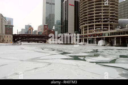 Chicago, Stati Uniti d'America. 31 gennaio, 2019. Il fiume Chicago è visto congelati nel centro di Chicago, negli Stati Uniti, gennaio 31, 2019. Chicago è la più grande città negli Stati Uniti La Midwest, era stato colpito dal vortice polare con la temperatura minima di raggiungere meno 30 gradi Celsius in città. Credito: Wang Ping/Xinhua/Alamy Live News Foto Stock