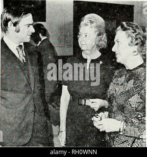 . Bollettino. Storia naturale; scienza. Signor Marshall Field discute con la signora Burton W. Hales e la sig.ra John T. Moss il ruolo importante del museo le donne di bordo è la riproduzione in campagna di capitale. Si prega di notare che queste immagini vengono estratte dalla pagina sottoposta a scansione di immagini che possono essere state migliorate digitalmente per la leggibilità - Colorazione e aspetto di queste illustrazioni potrebbero non perfettamente assomigliano al lavoro originale. Campo Museo di Storia Naturale. [Chicago] : il Museo Foto Stock