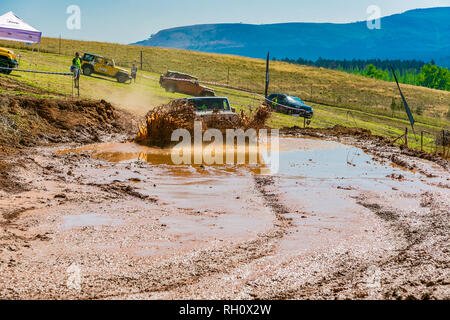 Harrismith, Sud Africa - 02 Ottobre 2015: 4x4 Driver di fango della formazione di Camp Jeep nel Drakensberg Foto Stock