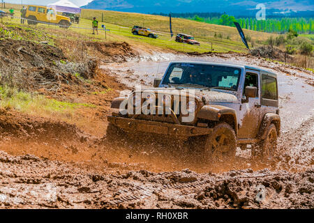 Harrismith, Sud Africa - 02 Ottobre 2015: 4x4 Driver di fango della formazione di Camp Jeep nel Drakensberg Foto Stock