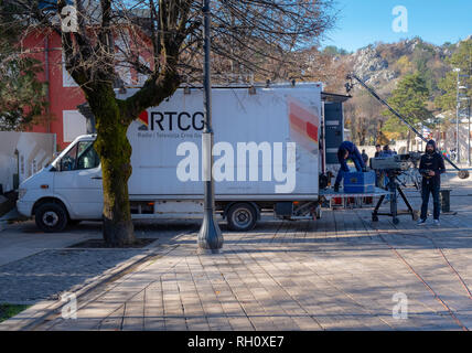 Carrello e troupe dalla Radio ho televizija Crne Gora (radio e televisione Montenegro) impaccamento fino dopo la ripresa mattina mostra sulla posizione Foto Stock