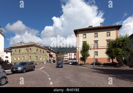 CAVALESE, ITALIA IL 15 SETTEMBRE 2018. Vista sulla strada dal centro della citta'. Sole brillante. Edifici. Uso editoriale. Foto Stock