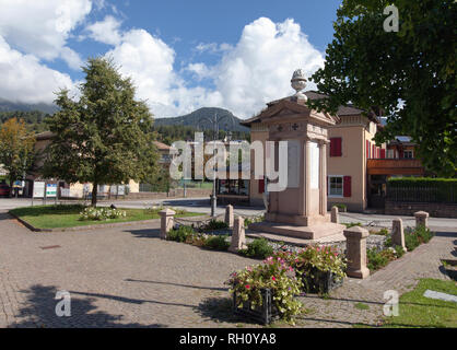 CAVALESE, ITALIA IL 15 SETTEMBRE 2018. Punto di riferimento, memorial dei caduti durante il 1900s. Il nome e l'anno. Uso editoriale. Foto Stock