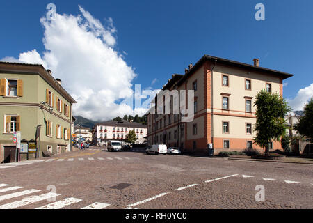 CAVALESE, ITALIA IL 15 SETTEMBRE 2018. Vista sulla strada dal centro della citta'. Sole brillante. Edifici. Uso editoriale. Foto Stock