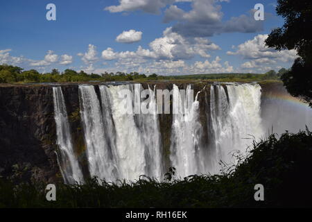 L'iconica cascata Mosi-Oa-Tunya, nota anche come Cascate Vittoria, vista dallo Zimbabwe, 2018. Credito: Vuk Valcic/Alamy Foto Stock