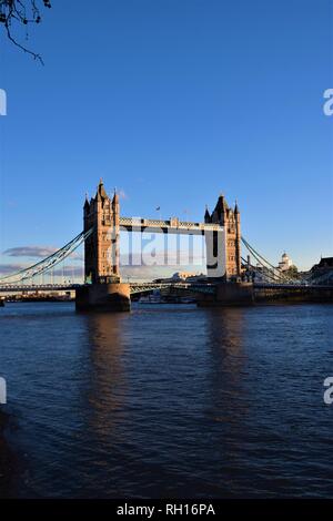 Il Tower Bridge di Londra di cielo blu chiaro Foto Stock