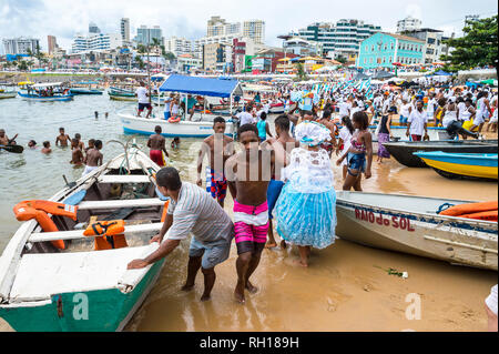 SALVADOR, Brasile - Febbraio 02, 2016: i pescatori presso il villaggio di Rio Vermelho offrono le loro barche da pesca a celebranti al Festival di Yemanja. Foto Stock